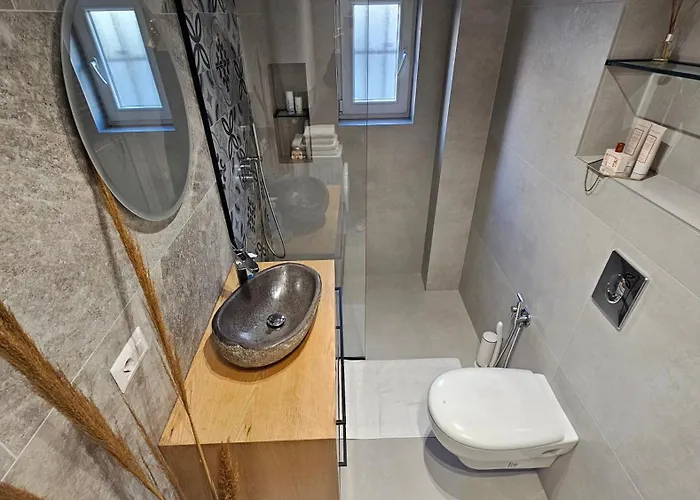 Elegant One Bedroom Myslym Shyri Apartment *