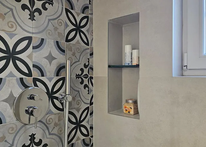 Elegant One Bedroom Myslym Shyri Appartamento *
